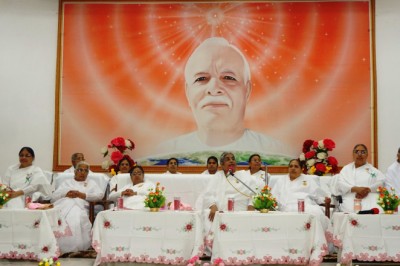 विभिन्न राज्यों से पधारे वरिष्ठ राजयोगी ब्रह्माकुमारी योगशक्ति बहनों ने इस्पात नगरी भिलाई की बगिया को देख अपने विचार व्यक्त किये