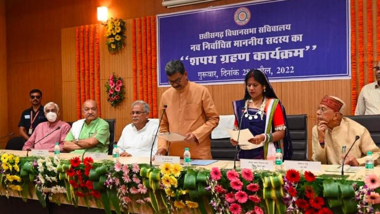 खैरागढ़ नवनिर्वाचित विधायक श्रीमती यशोदा वर्मा ने छत्तीसगढ़ी भाषा में शपथ