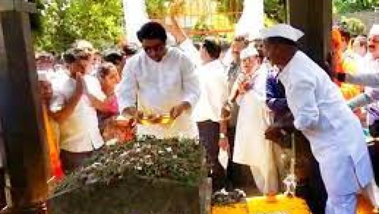 100 गाड़ियों के काफिले के साथ औरंगाबाद के लिए निकले, संभाजी महाराज की समाधि पर टेका माथा