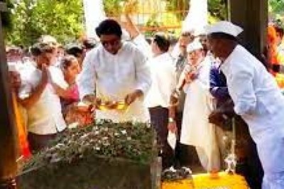 100 गाड़ियों के काफिले के साथ औरंगाबाद के लिए निकले, संभाजी महाराज की समाधि पर टेका माथा