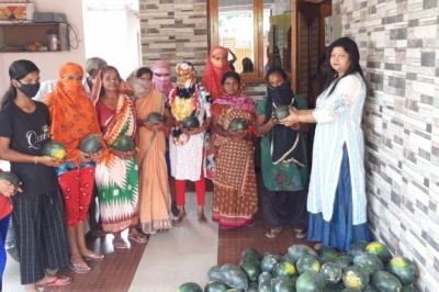 मजदूर दिवस पर वरिष्ठ पार्षद सुभद्रा सिंह ने खाया बोरे बासी और मजदूरों, गरीबों को तीन क्विंटल फल किये वितरित