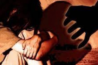 घर के बाहर झाड़ू लगा रही थी, बाइक सवार तीन बदमाशों ने की वारदात