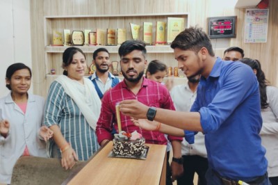 आशीर्वाद ब्लड बैंक ने मनाया नयन गुल्हाने का जन्मदिवस