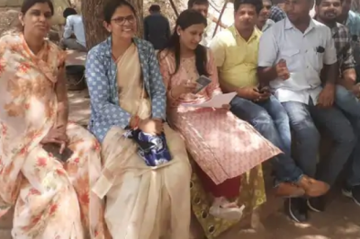 विरोध-प्रदर्शन : सीएम के नाम सहायक विकास अधिकारी को सौंपा ज्ञापन, बड़ी संख्या में लोग रहे मौजूद