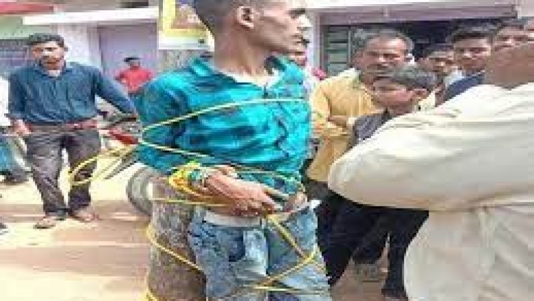 युवक की खंभे से बांधकर बेदम पिटाई:दुकान से चोरी करते रंगेहाथों पकड़ाया