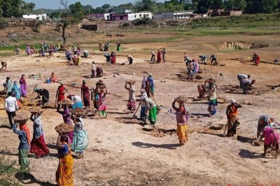 महात्मा गांधी राष्ट्रीय ग्रामीण रोजगार गारंटी योजना अंतर्गत प्रदेश में राजनांदगांव जिले में सर्वाधिक श्रमिकों को रोजगार दिया गया है।