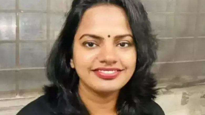 ये मैं हूं : पापा सिग्नल पर फूल बेचते हैं, झोपड़ी से निकल बेटी पहुंची अमेरिका
