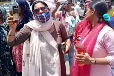 AAP कार्यकताओं की Police से झड़प : सिरसा में महिलाएं शराब की बोतलें लेकर डिप्टी CM आवास पहुंची