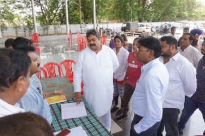 जन समस्या निवारण शिविर का महापौर नीरज पाल एवं निगम आयुक्त प्रकाश सर्वे ने किया निरीक्षण
