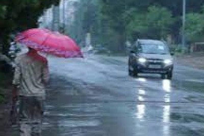 CG के 19 जिलों में अंधड़ का अलर्ट : तेज बारिश कई पेड़ सड़क पर गिरे,दुर्ग में पारा 45 के पार