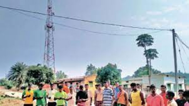 नक्सली इलाके में भी बजी मोबाइल रिंग:एक महीने पहले गांव के लोग पहाड़ से करते थे कॉल;अब बच्चे भी कर रहे ऑनलाइन पढ़ाई