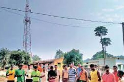 नक्सली इलाके में भी बजी मोबाइल रिंग:एक महीने पहले गांव के लोग पहाड़ से करते थे कॉल;अब बच्चे भी कर रहे ऑनलाइन पढ़ाई