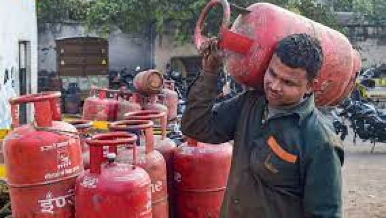 LPG सिलेंडर 1000 रुपए के पार : घरेलू गैस के दाम 3.50 रु. बढ़ाए गए; कॉमर्शियल सिलेंडर की कीमतों में भी 8 रु. का इजाफा
