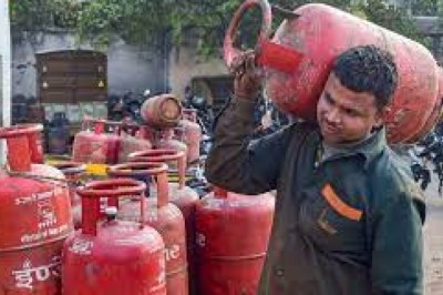 LPG सिलेंडर 1000 रुपए के पार : घरेलू गैस के दाम 3.50 रु. बढ़ाए गए; कॉमर्शियल सिलेंडर की कीमतों में भी 8 रु. का इजाफा