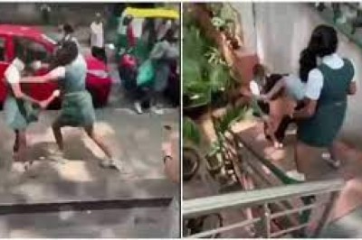 स्कूल की लड़कियां बीच सड़क पर लड़ने लगी, बीच बचाव में आए पैरेंट्स पर भी चले डंडे…