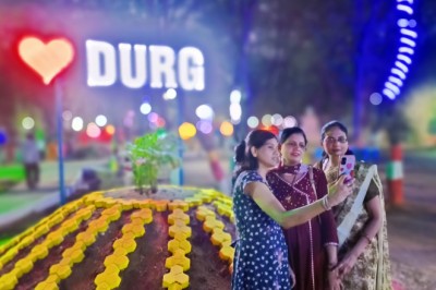 दादा-दादी,नाना-नानी पार्क में लव दुर्ग सेल्फी पॉइंट लोगो को खूब पसंद आ रहा है: