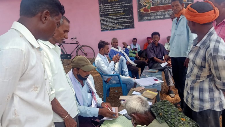 खाद वितरण : बिरुटोला में  किसानो को  खाद वितरण  किया गया