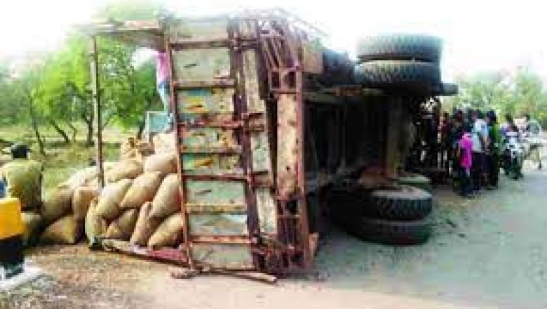 बिलासपुर में एक्सीडेंट के बाद 982 बोरी चना ले उड़े लोग;