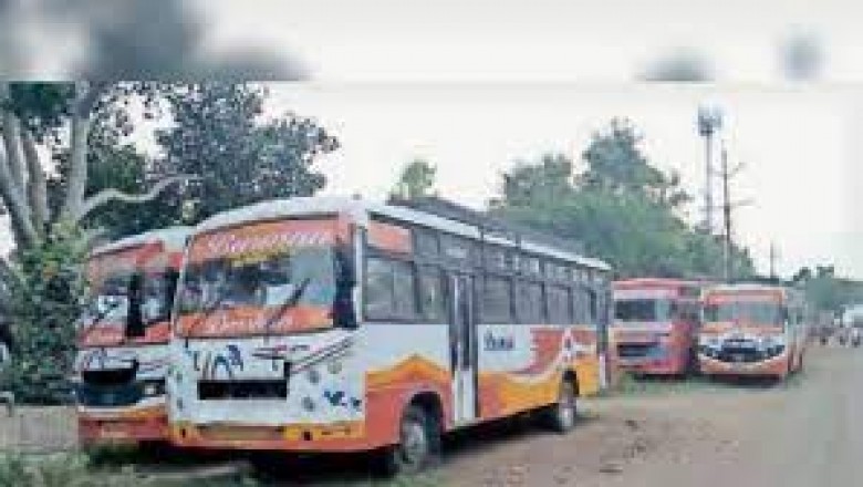 भोपाल में बड़ा हादसा टला:खंबे से टकराई सिटी बस, 'U' शेप में बदला;