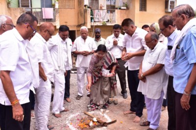 महापौर ने किया जैन समाज द्वारा बनाये जा रहे सार्वजनिक सड़क निर्माण का भूमि पूजन