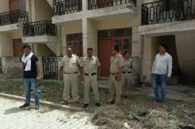 फ्लैट में एक युवती ने फंदा लगाकर की आत्महत्या
