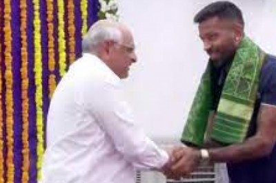 Gujarat Titans की जीत के बाद टीम से मिले गुजरात के CM, कप्तान हार्दिक पांड्या को दिया ये खास तोहफा…