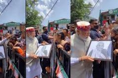मां की पेंटिंग देख रुके पीएम नरेंद्र मोदी : लड़की से बात भी की