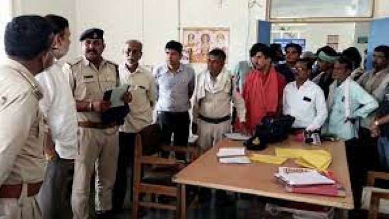 स्कूल जाने के दौरान पेड़ से टकराई बाइक