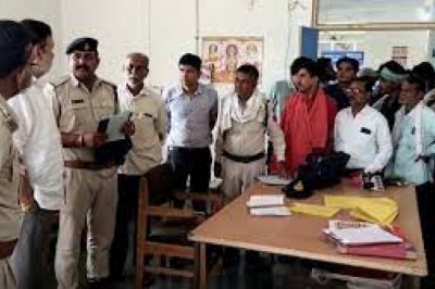 स्कूल जाने के दौरान पेड़ से टकराई बाइक
