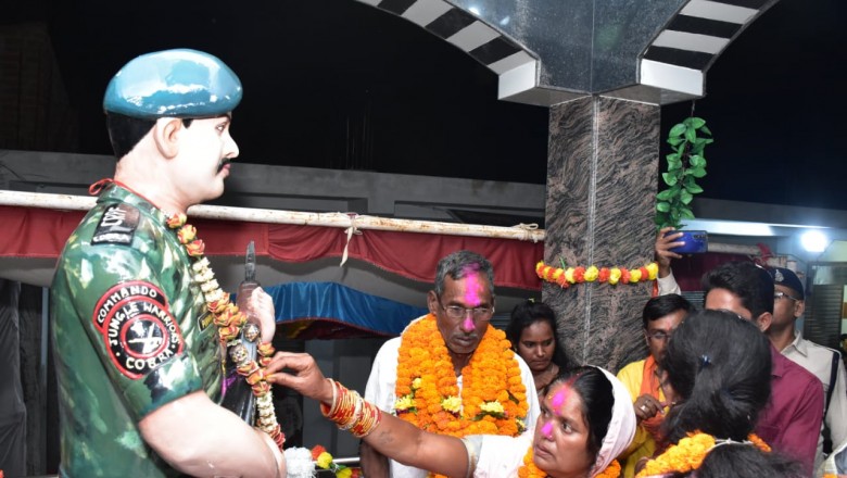 ग्राम जंगलपुर में शहीद पूर्णानंद साहू को जिला प्रशासन के अधिकारियों एवं ग्रामवासियों ने पुष्पचक्र अर्पित कर श्रद्धांजलि दी