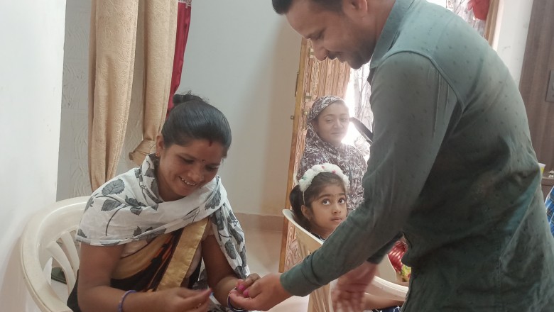 मलेरिया से बचाव के लिए घरों में किया जा रहा दवा का छिड़काव