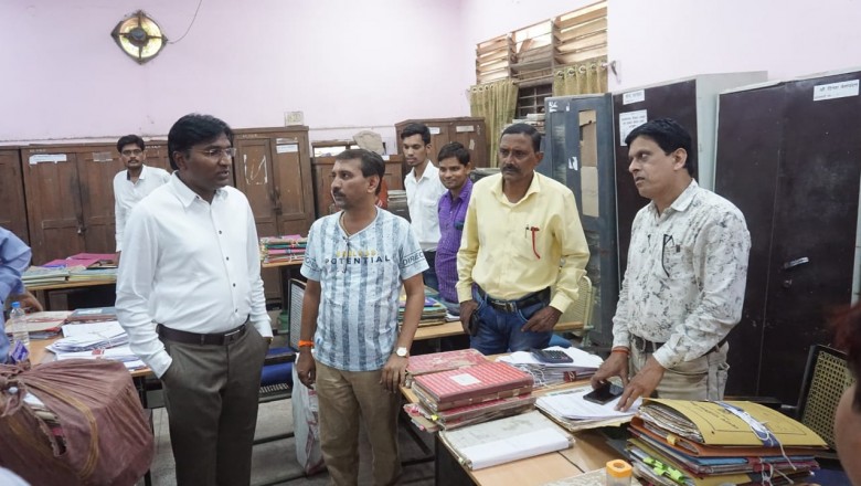 बिना सक्षम स्वीकृति के कार्यालय में अनुपस्थित कर्मचारियों को निरीक्षण के दौरान निगम आयुक्त प्रकाश सर्वे ने थमाया नोटिस