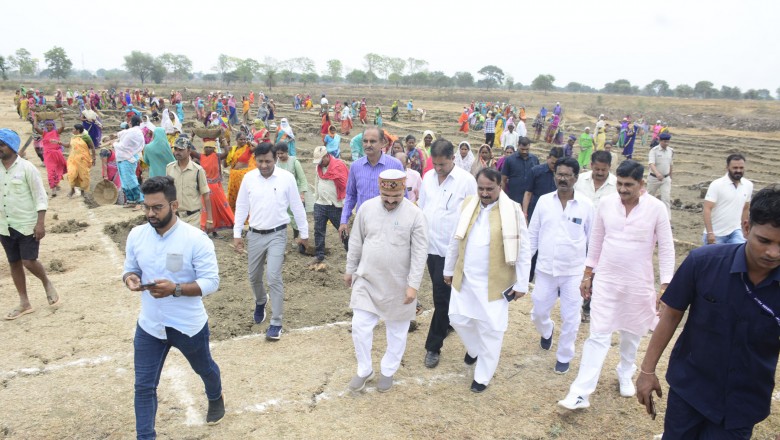 लघु, सूक्ष्म और मध्यम उद्यम केंद्रीय राज्य मंत्री श्री भानु प्रताप वर्मा ने किया लोक सेवा केंद्र और मनरेगा में चल रहे तालाब निर्माण कार्य का किया अवलोकन