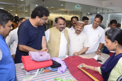 सूक्ष्म, लघु और मध्यम उद्यम केन्द्रीय राज्य मंत्री भारत शासन श्री भानु प्रताप सिंह वर्मा ने किया राजनांदगांव जिले में विभिन्न संस्थाओं का निरीक्षण