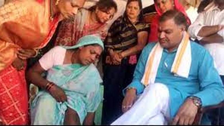 वर्दी पर दाग लगाने वाले दो पुलिसकर्मी लाइन हाजिर  : नेताओं ने पुलिस अफसरों से मुलाकात कर दोषी पुलिसकर्मियों पर FIR की मांग की