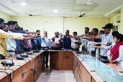 विश्व रक्तदाता दिवस के अवसर पर निगम अधिकारी व कर्मचारियों ने शपथ ली