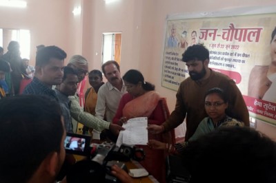 राजनांदगांव। शहर के वार्डों में ही रहवासियों की समस्या का समाधान करने नगर निगम तुहर द्वार के तहत वार्डो में जन चौपाल लगा रहा है