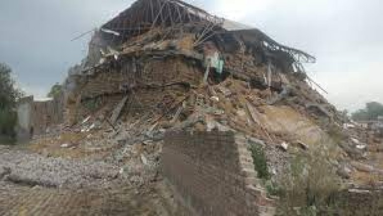 बारिश और तेज हवाओं के बीच कोल्ड स्टोरेज की बिल्डिंग धराशायी, लाखों का नुकसान, सारे आलू भी खराब