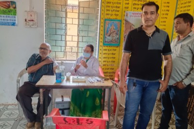 ग्राम पंचायत सगनी धमधा में कोरोना से बचने लगाया गया बूस्टर डोज