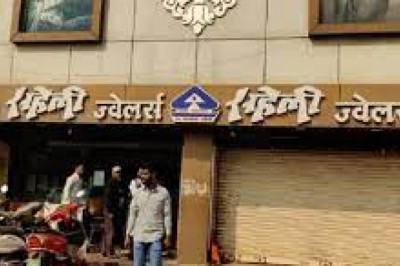 कारोबारियों ने घेर दिया दफ्तर बोले नियमत कार्रवाई करें : ऐसे हिरासत में लेना ठीक नहीं