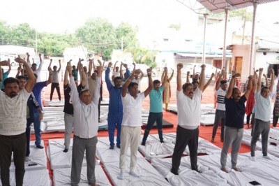 अंतर्राष्ट्रीय योग दिवस पर सत् विजय ऑडिटोरियम में महापौर नीरज पाल एवं निगम आयुक्त प्रकाश सर्वे सहित महापौर परिषद के सदस्य, पार्षद एवं निगम के अधिकारी/कर्मचारियों ने सीखें योग के गुर