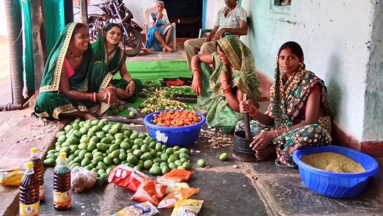 महिला समूह ने बनाए आम के स्वादिष्ट अचार
