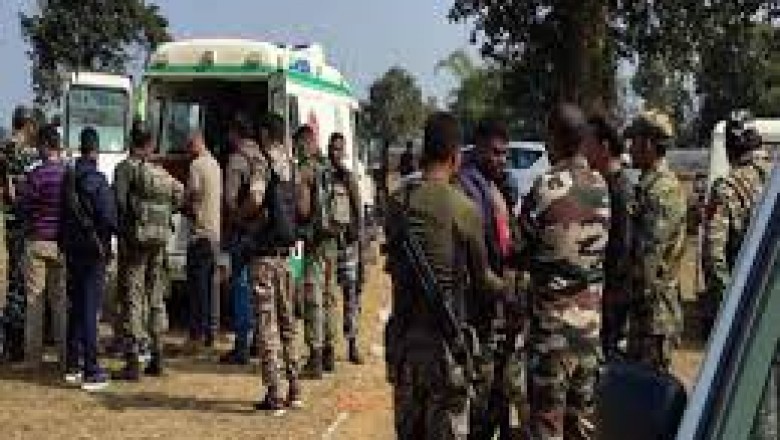 CAF के जवानों और दो महिला मजदूरों को लगी गोली, 15 ग्रेनेड दागे