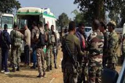CAF के जवानों और दो महिला मजदूरों को लगी गोली, 15 ग्रेनेड दागे