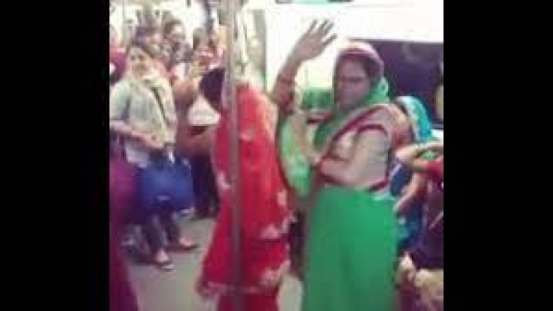दो महिलाओं ने किया जमकर डांस, देखकर आप भी ,झूम उठेंगे दिल्ली मेट्रो में  :