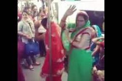 दो महिलाओं ने किया जमकर डांस, देखकर आप भी ,झूम उठेंगे दिल्ली मेट्रो में  :