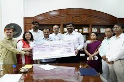 महज़ 30 करोड़ रुपए इन्वेस्ट कर सरकार ने कमा लिए 100 करोड़ रुपए से ज्यादा, DHCFC अध्यक्ष ने CM को सौंपा चेक