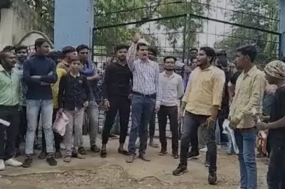 हक की लड़ाई : एडमिशन को लेकर परेशान छात्र, स्कूल प्रबंधन पर सीमित सीट का हवाला देने का आरोप...