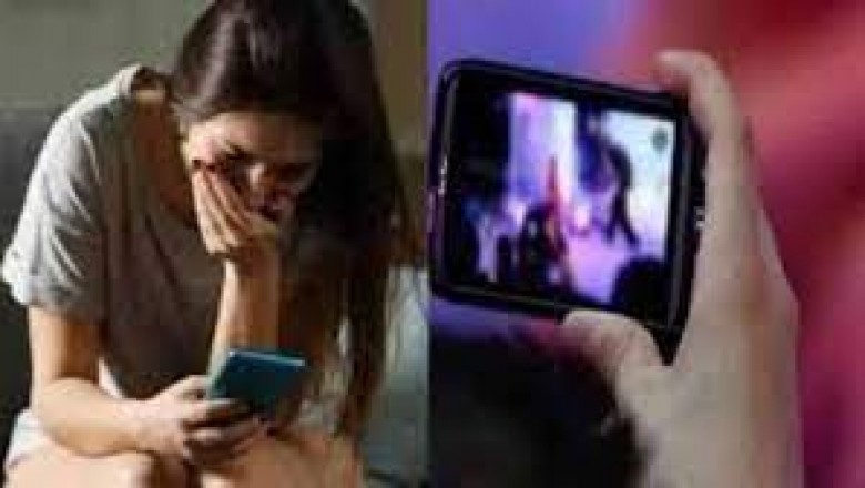 लड़की ने अंजान युवक से की फ्रैंडशिप : वीडियो काॅलिंग पर बातचीत, अश्लील VIDEO वायरल