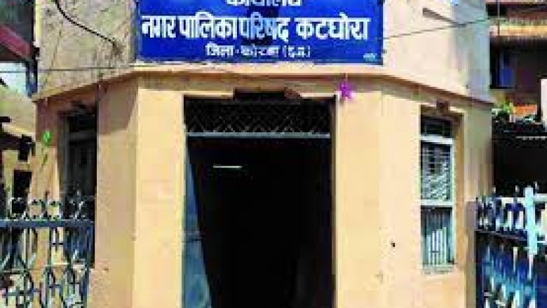 प्रशासन :  5 साल से चल रहा निर्माण कार्य ठंडे बस्ते में, खुद के खर्चे से लोग अपनी दुकानों के सामने बनवा रहे सीसी…